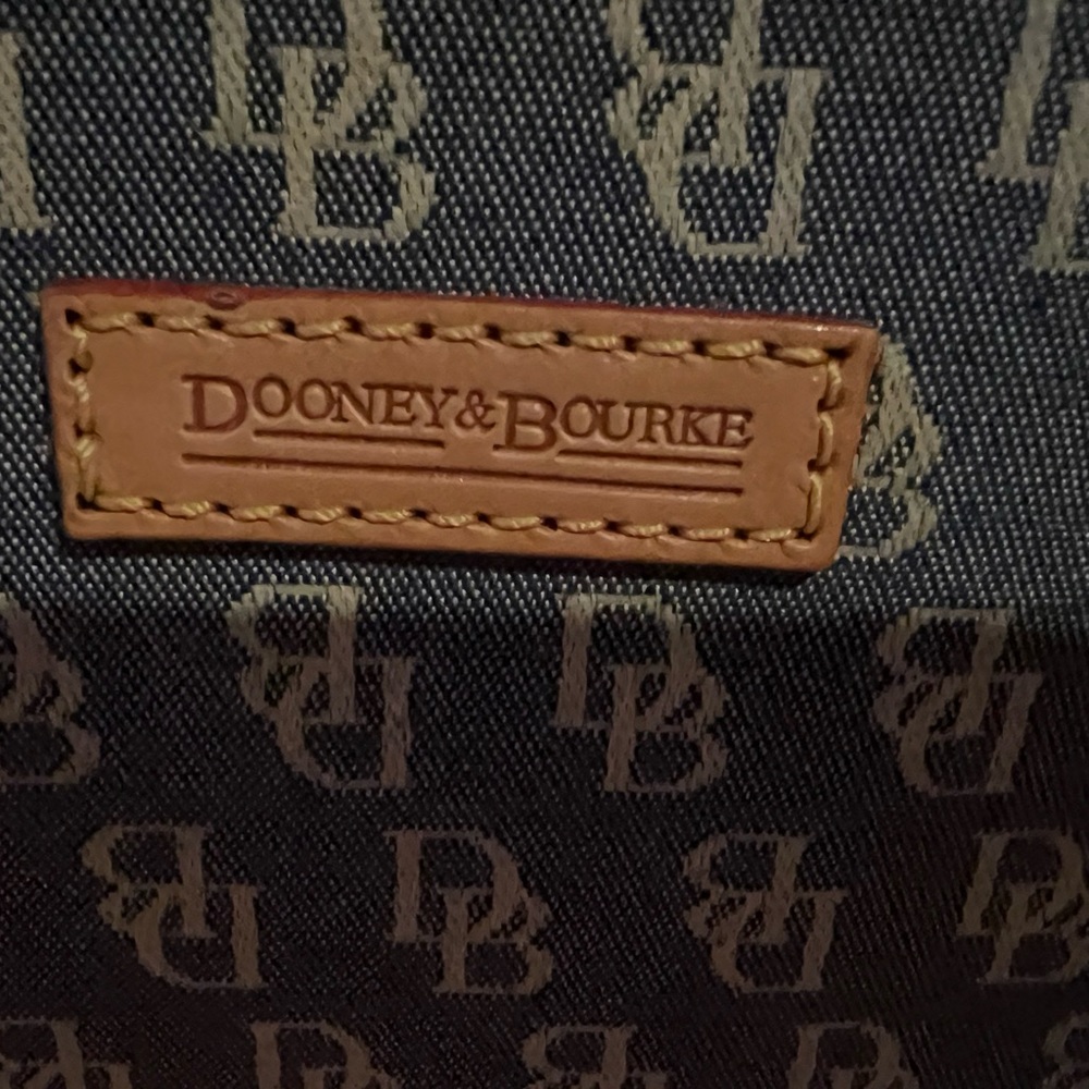 Dooney & Bourke logo bag